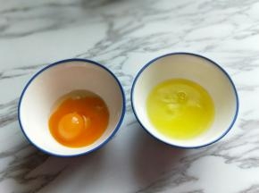 鸡蛋，蛋黄，蛋白分开。