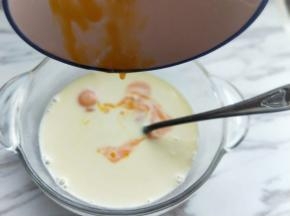 待液体凉后，将鸡蛋黄加入。