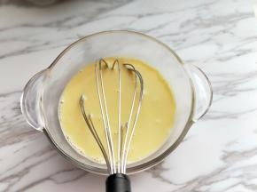 用打蛋器抽打均匀。