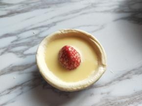 倒入做好的蛋液，加入8分满即可。因为入烤箱烘烤时，液体会膨胀，太满，容易溢出。这时烤箱190度预热5分钟。
之后将烤盘入烤箱中层，上下火190度烤18-20分钟，具体烤箱温度及时间也要根据自己烤箱的性能另定哒！