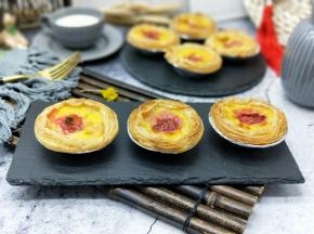 戴上隔热手套取出烤盘。