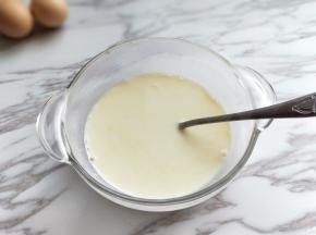 首先将牛奶倒入器具中。