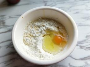 在加入面粉和鸡蛋，用手动打蛋器抽打均匀。