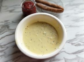 加入盐，继续手动打蛋器抽打均匀。