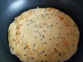 小火煎饼，待表面面糊凝固后翻面，依次做完。