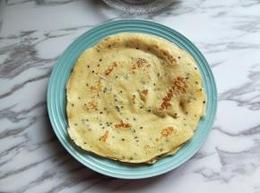 做好的鸡蛋芝麻饼，香味扑鼻而来！