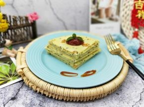 切开，涂上了自制的草莓酱(^_^)(可以根据个人喜欢，不切直接吃也可以)