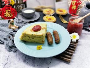 还煎了自己做的脆皮肠。能量满满的早餐呦～