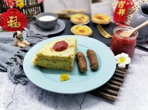 还煎了自己做的脆皮肠。能量满满的早餐呦～