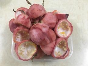 百香果去皮，把里面的果汁挖出，冷藏备用