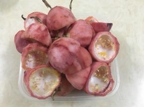 百香果去皮，把里面的果汁挖出，冷藏备用
