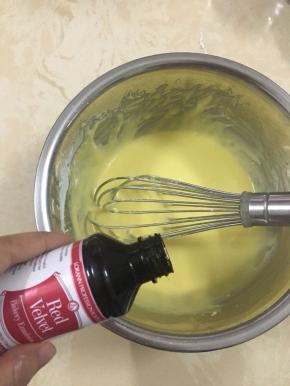 滴入红丝绒精华液，并搅拌均匀