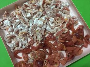 放入烤盘（同期我做了一部分粘有玉米淀粉的，一部分只粘了百香果汁的，作对比）