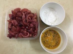 果肉条先粘点果汁，再粘点玉米淀粉