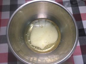 玉米油与牛奶混合，放微波炉叮上3分钟左右，让液体温度约60度左右……