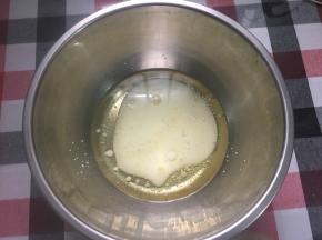 玉米油与牛奶混合，放微波炉叮上3分钟左右，让液体温度约60度左右……