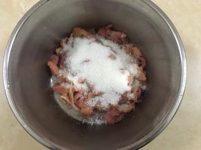 加入细砂糖，并搅拌均匀