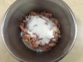 加入细砂糖，并搅拌均匀