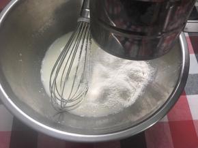 筛入低筋面粉，这是后蛋烫面法，这样蛋糕卷的口感会更细腻