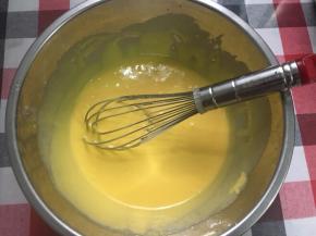 搅拌均匀的蛋黄糊是细腻漂亮的