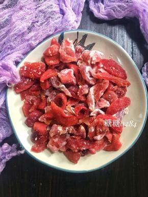 成品出来了（弄了玉米淀粉的果脯，干爽不粘，没弄的相对会粘一点，但个人还是喜欢不弄玉米淀粉的果脯）