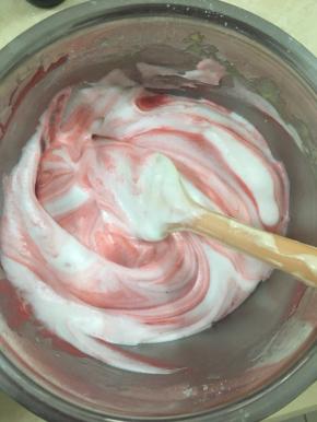 蛋白与蛋黄糊混合，用切拌和翻拌手法