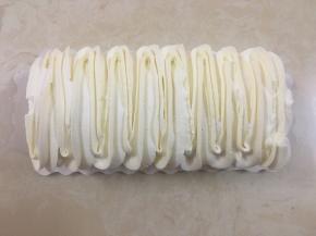 出炉放凉，加入打发好的淡奶油（200g左右）卷起来放冰箱冷藏一小时定型，我这是反卷，剩下的淡奶油，用6齿裱花嘴，装饰表面