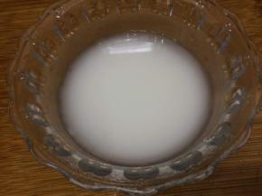 碗里加入少许淀粉用水拌匀
