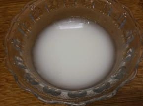 碗里加入少许淀粉用水拌匀
