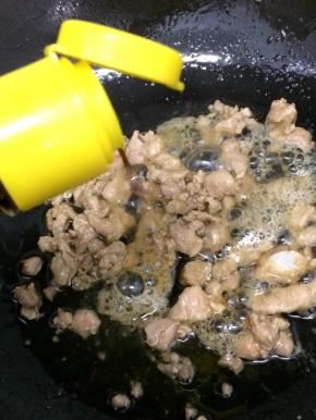 在倒入适量的生抽翻炒均匀
