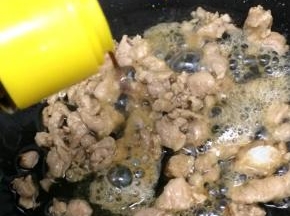 在倒入适量的生抽翻炒均匀
