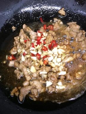 在放入调料炒出香味
