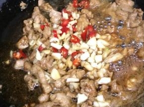 在放入调料炒出香味
