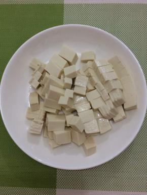 豆腐用水洗一下，切成小块
