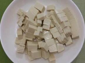 豆腐用水洗一下，切成小块
