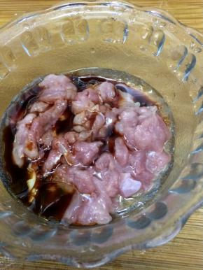 在在加入少许生抽搅拌均匀，腌制十分钟