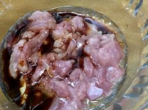 在在加入少许生抽搅拌均匀，腌制十分钟