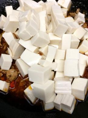 然后把豆腐放入翻炒均匀
