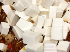 然后把豆腐放入翻炒均匀
