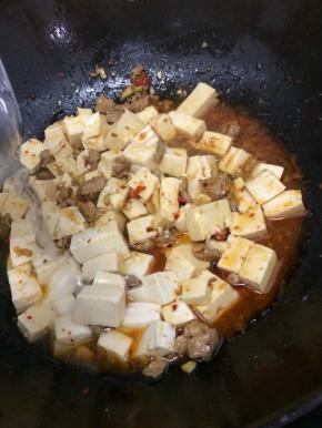 在加入适量的水大火烧开，煮几分钟以便入味
