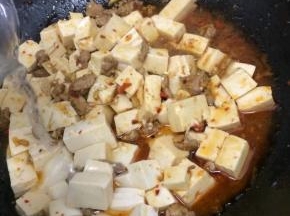 在加入适量的水大火烧开，煮几分钟以便入味

