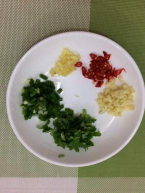 葱、姜、蒜、香菜、小米椒切成小粒