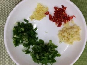 葱、姜、蒜、香菜、小米椒切成小粒
