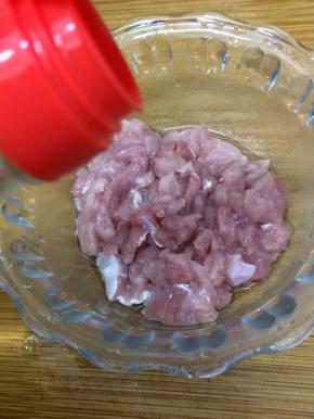 肉里加入少许的油
