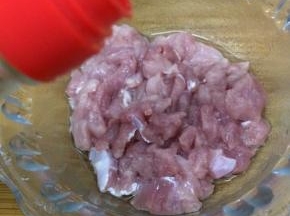 肉里加入少许的油
