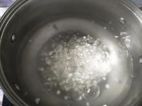 烧开一锅热水，放入西米煮15分钟，然后盖上盖子闷二十分钟。