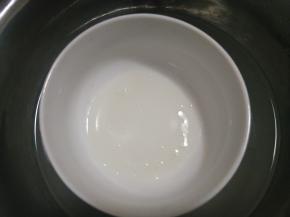 三分之一片吉利丁片泡软后隔热水加热至融化。