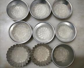 将西米舀入模具中。