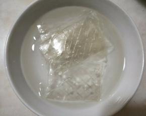 剩余的吉利丁片用凉水泡软。