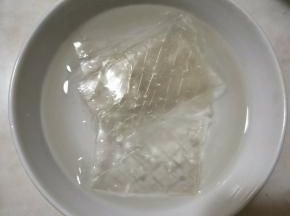 剩余的吉利丁片用凉水泡软。